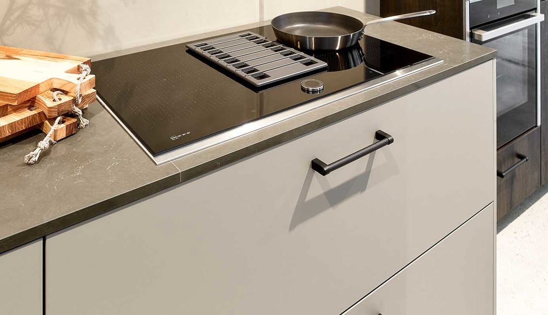 Rechte keuken met kastenwand voorzien van NEFF inductiekookplaat met afzuiging