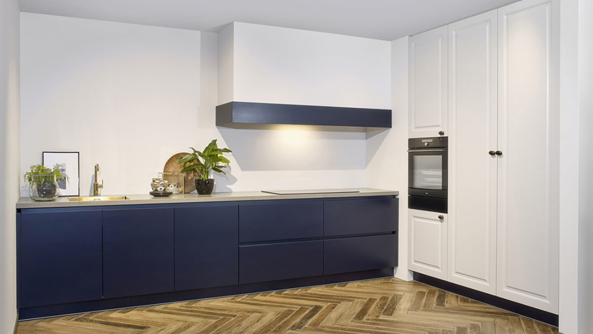 Modern blauwe keuken met witte kastenwand