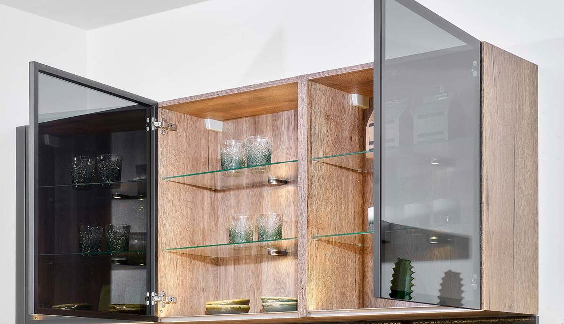  Moderne houten keuken, bovenkasten glas