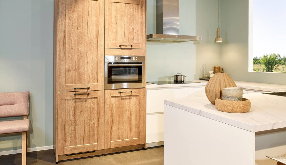 Witte u-keuken met houten kastenwand