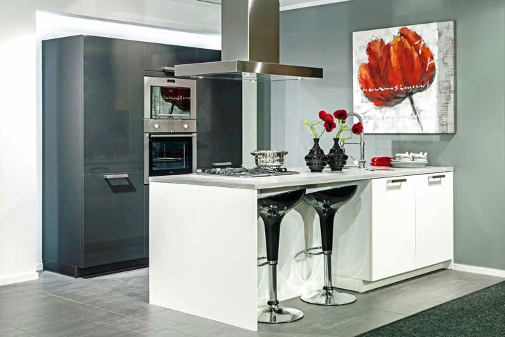 Een grijze keuken. luxe uitstraling, past bij veel interieurs db ...