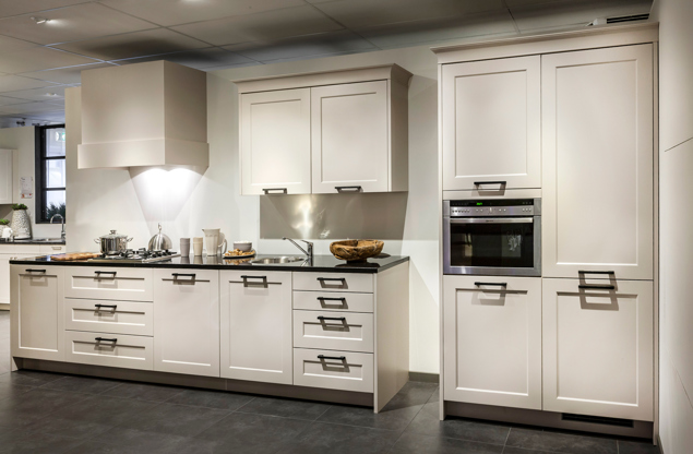 Rechte tijdloze keuken met kastenwand en neff apparatuur db keukens