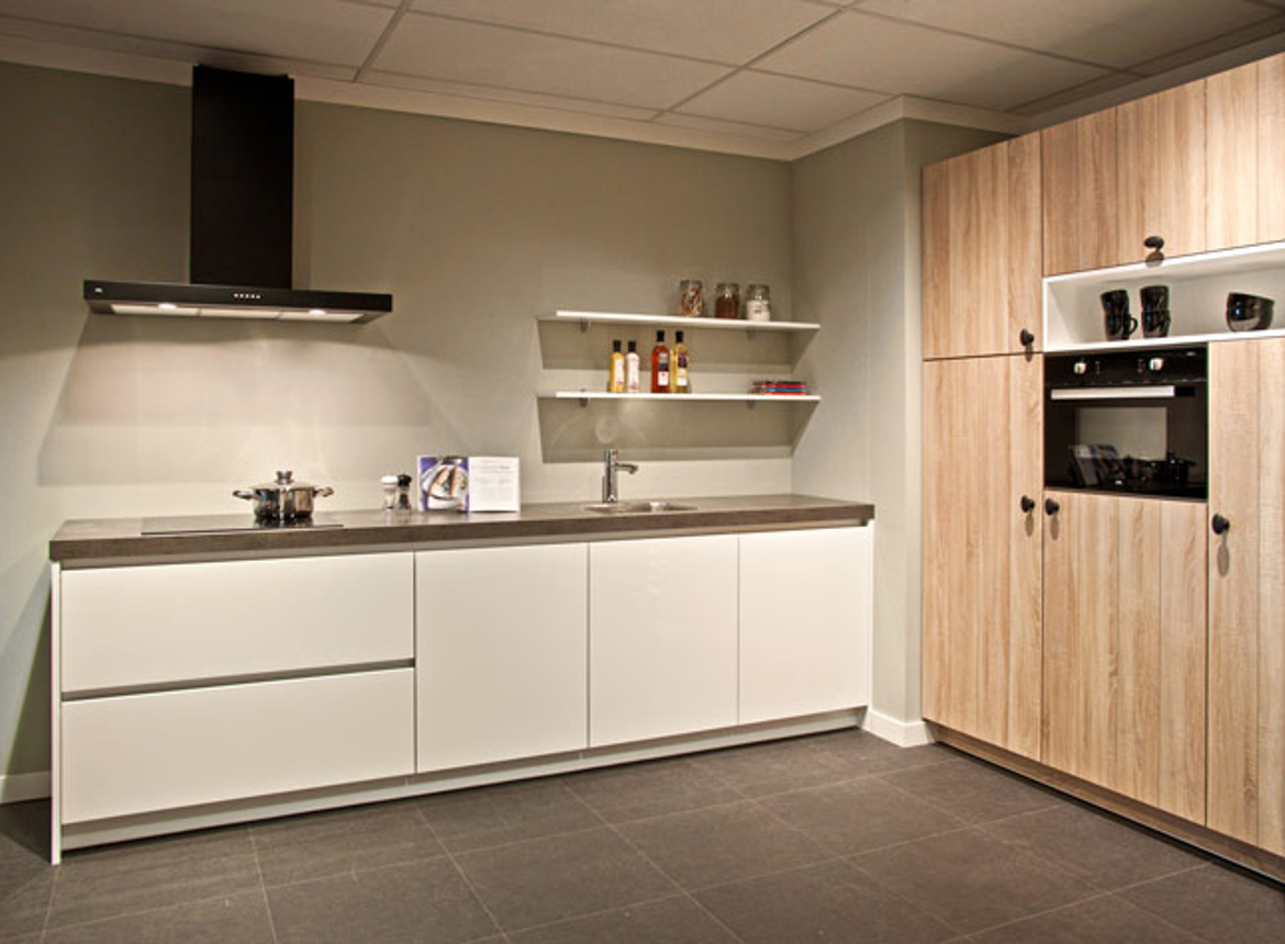 Design keuken wit hoogglans met kastenwand db keukens