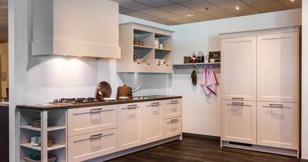Rechte tijdloze keuken met kastenwand en neff apparatuur db keukens