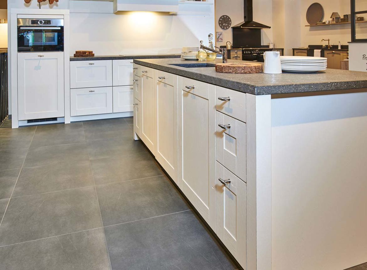 landelijke keuken kasten landelijke witte keuken met eiland met a merk apparatuur landelijke keuken kasten landelijke witte keuken met eiland met a merk apparatuur