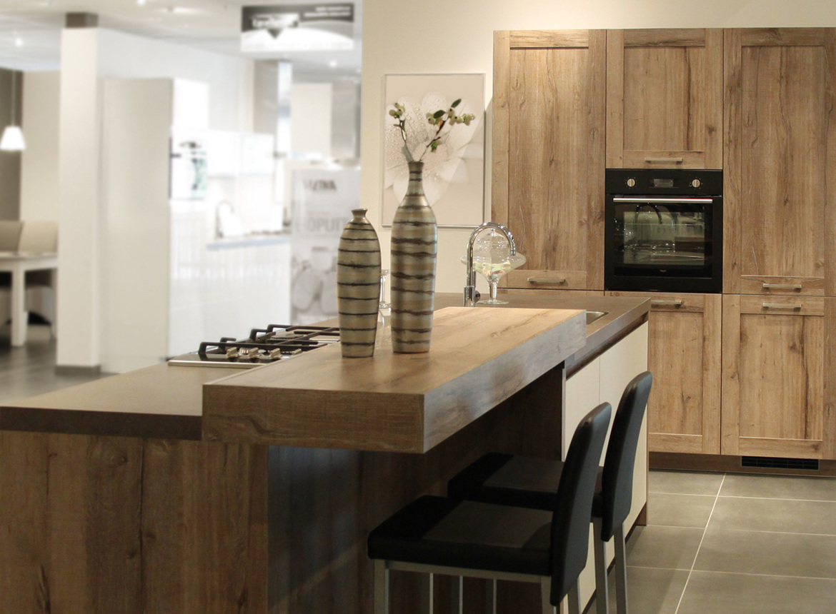 Modern in combinatie met hout. incl. keukeneiland. db keukens