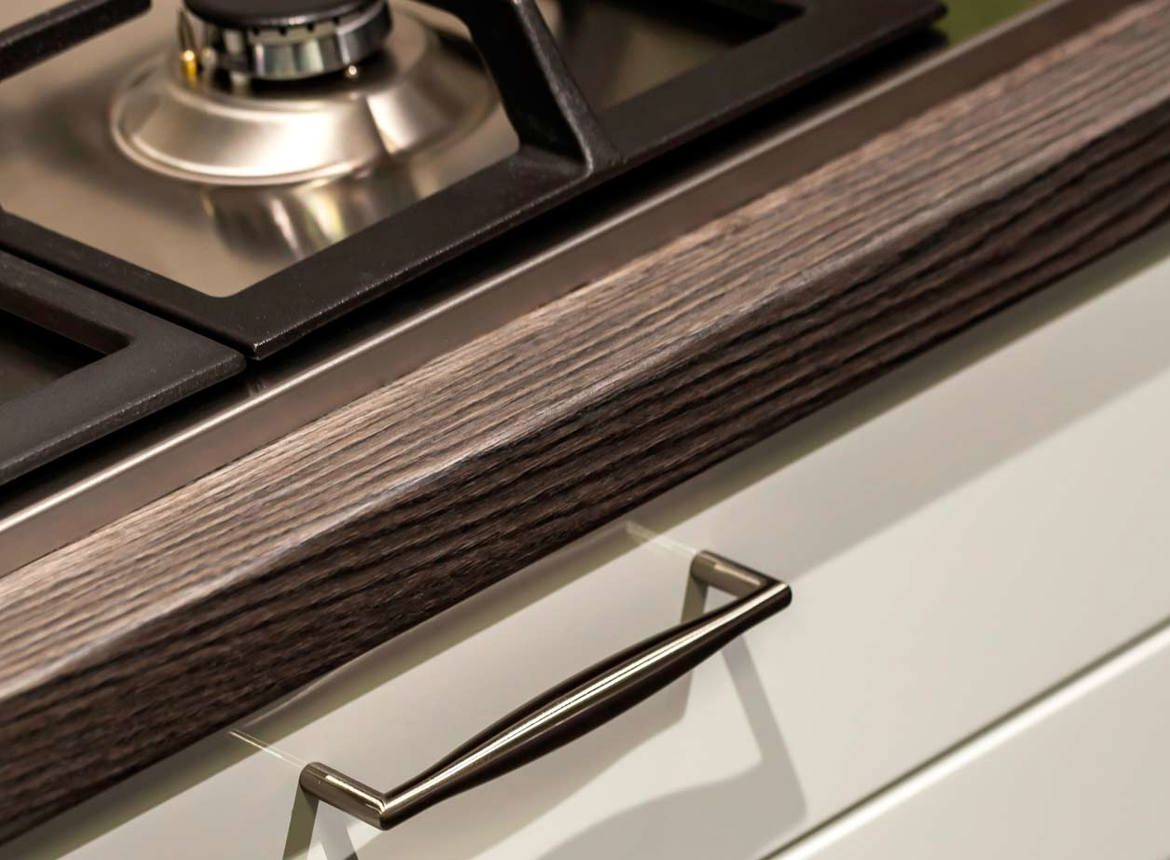 Witte keuken. strakke materialen maken het. db keukens