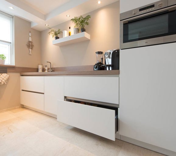 Greeploze keuken. strak design en prettig gebruik. db keukens