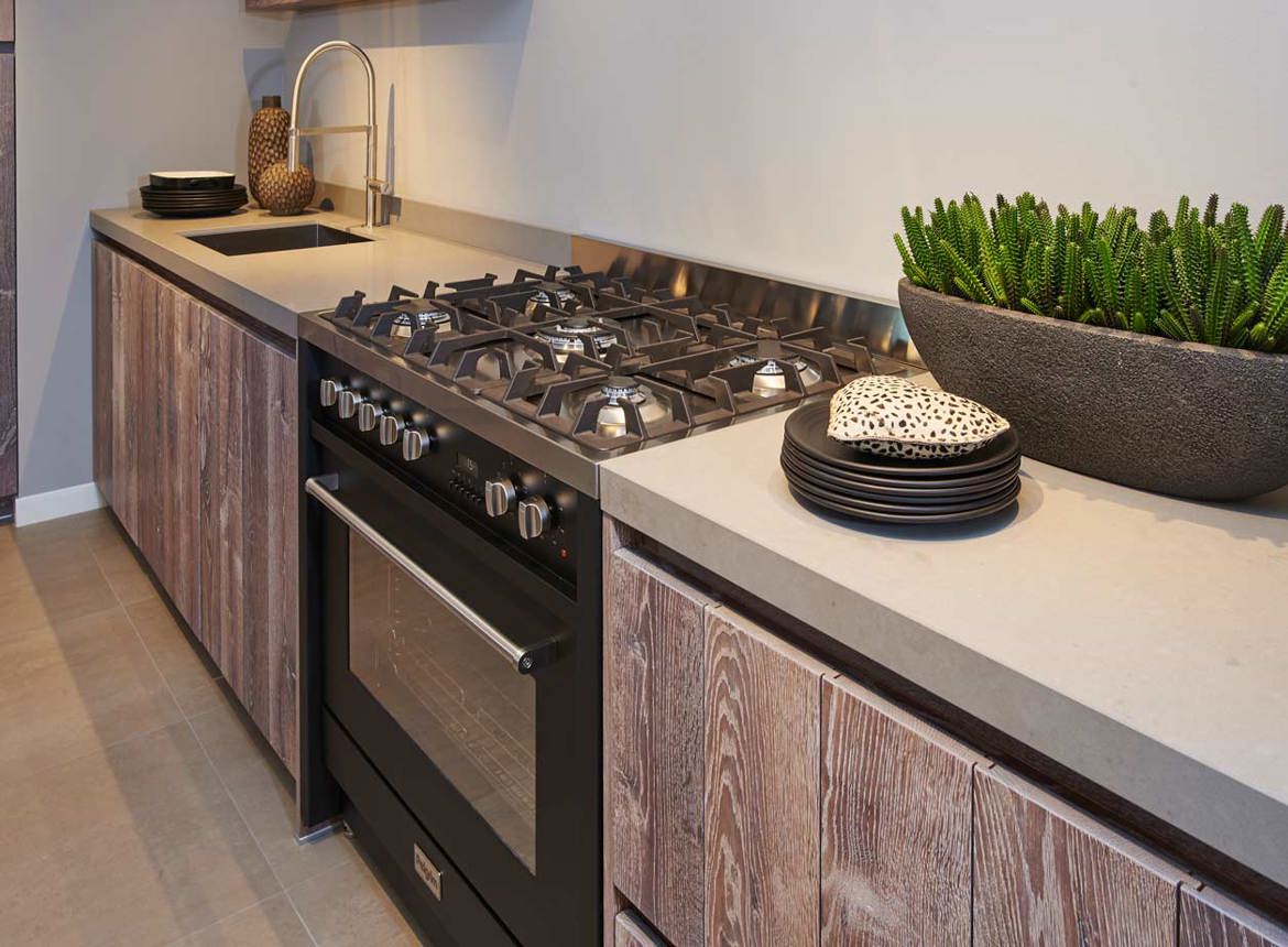 Houten keuken db keukens Keuken met kookeiland en contra hout