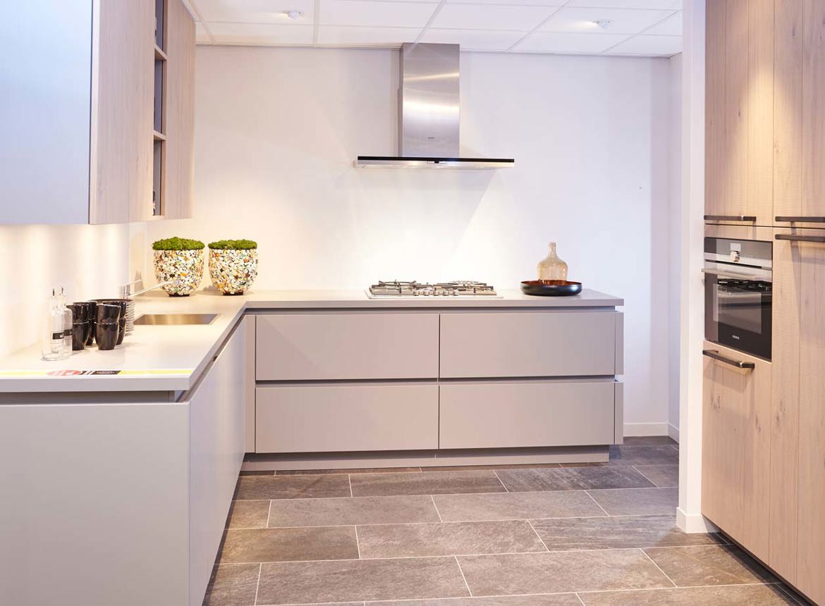 Bekijk deze greeploze keuken met kastenwand. Incl. prijzen! - DB Keukens