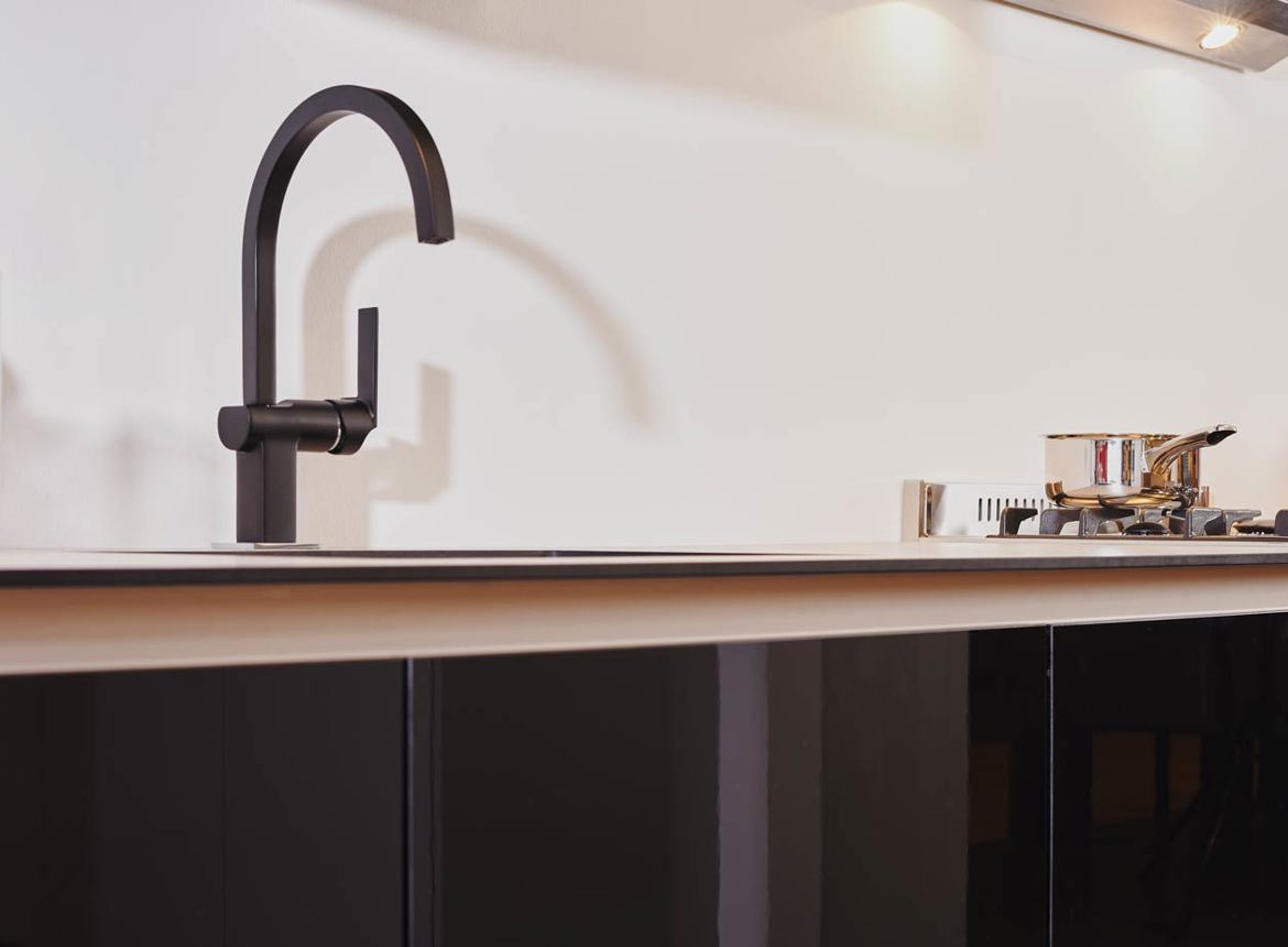 Moderne keuken met rode contrasten db keukens