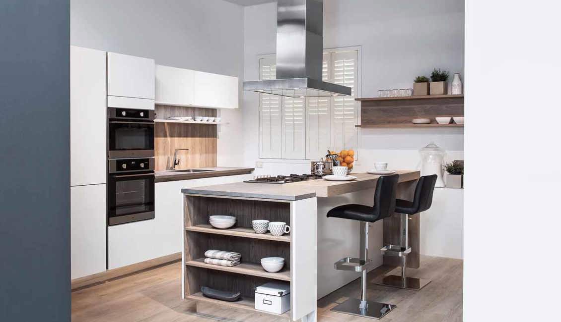 Moderne keuken met kookeiland: overzichtsfoto