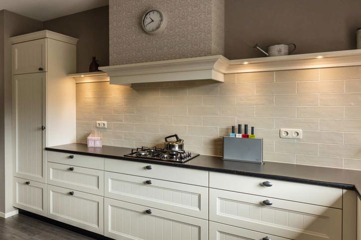 Tegels voor de keuken en badkamer. Eigen montage - DB Keukens