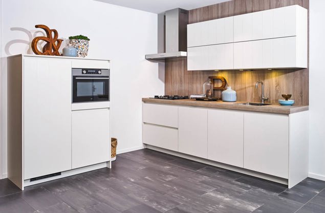 Moderne witte keuken met kastenwand db keukens