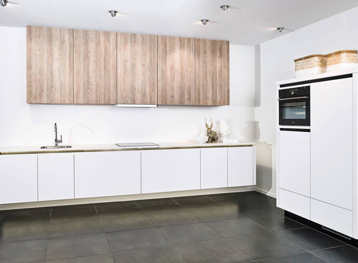 Moderne witte keuken met kastenwand db keukens