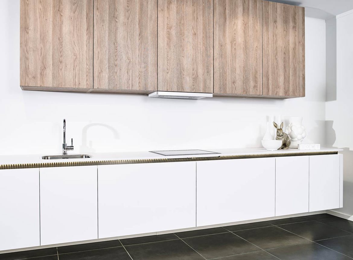 Moderne witte keuken met kastenwand db keukens