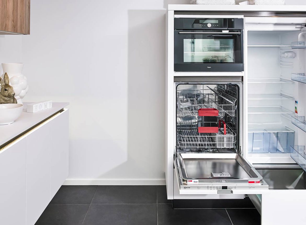 Moderne witte keuken met kastenwand db keukens