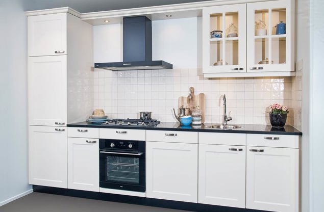 Rechte keuken. fronten met houtstructuur. db keukens
