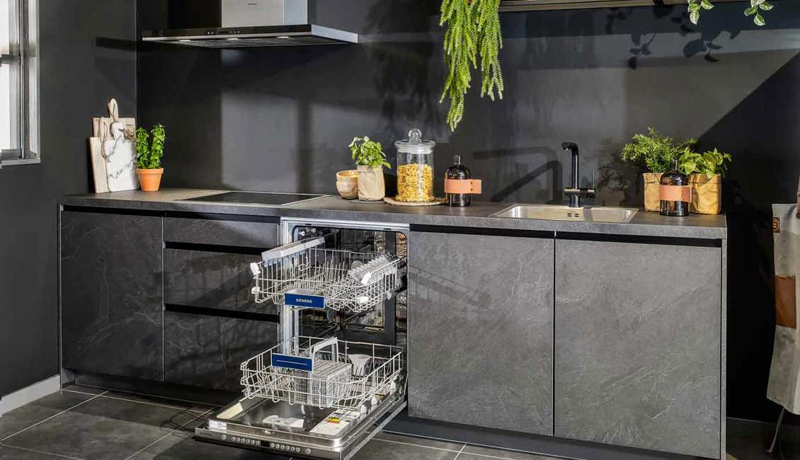 Deze keuken is uitgevoerd in de kleur leisteen grijs en wordt geleverd met apparatuur
