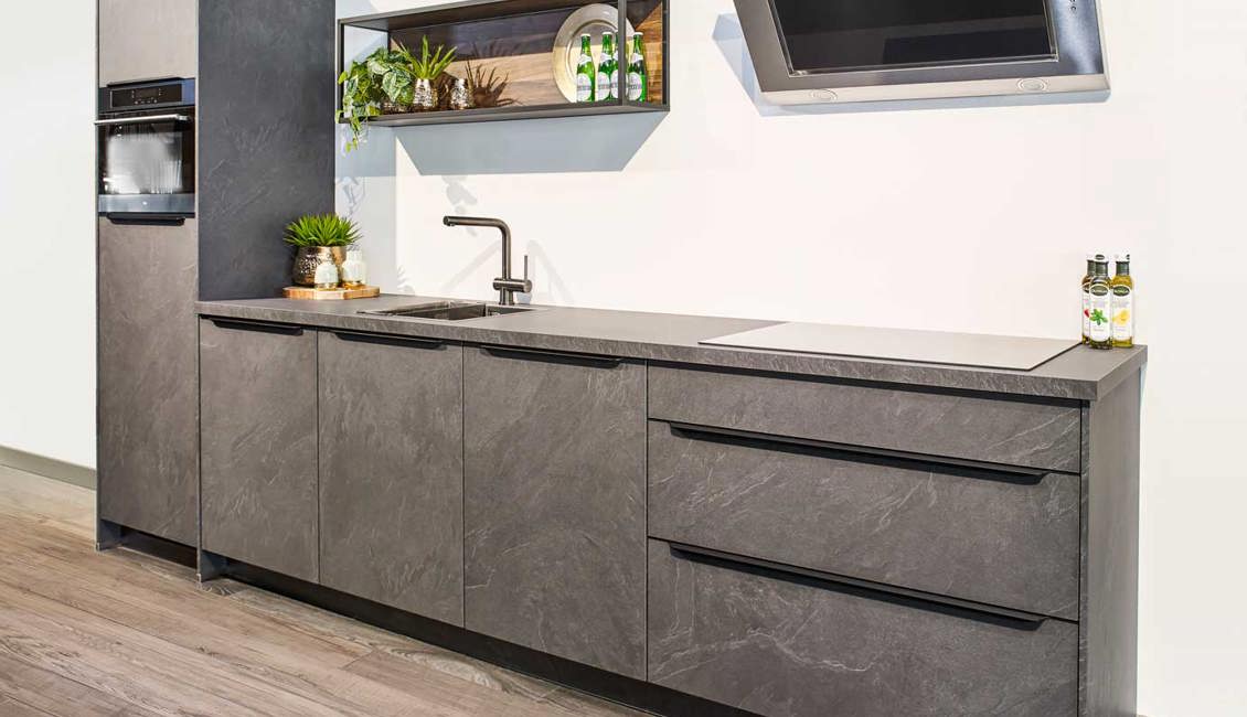Deze grijze rechte keuken heeft een ton-sur-ton kleurstelling