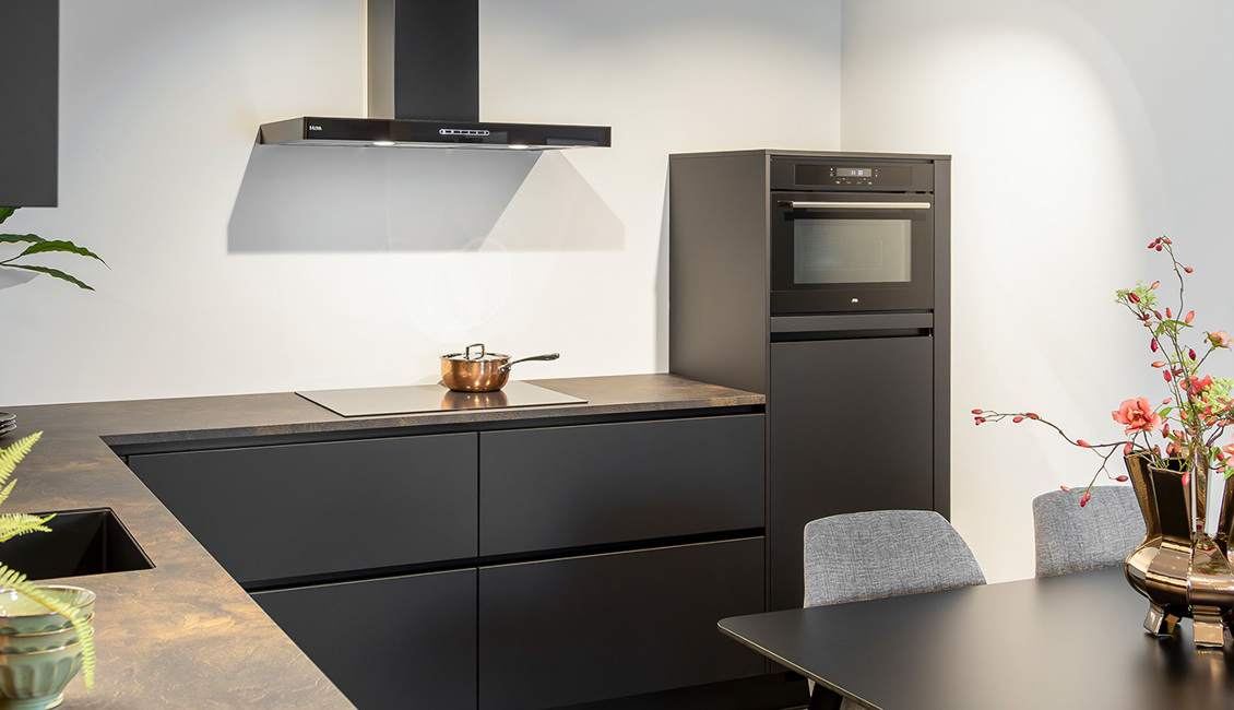 Zwarte greeploze keuken hotel chique 