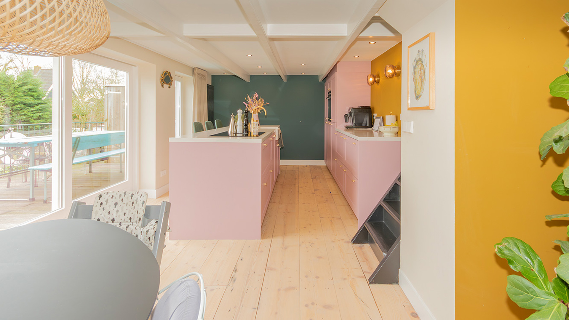 Modern huis met roze keuken en een kookeiland