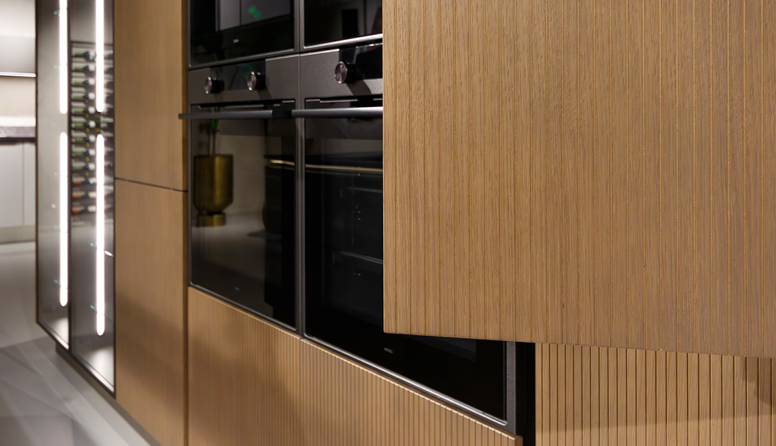 Houten kasten in luxe keuken met kookeiland