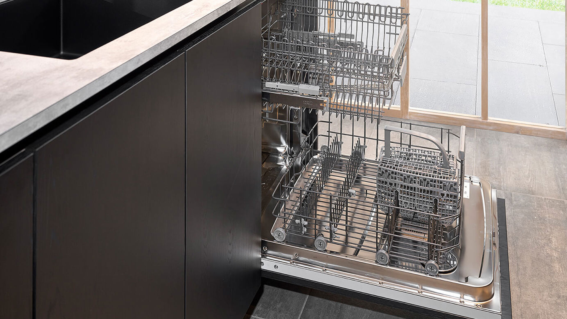 Zwarte houtlook keuken met vaatwasmachine bij Ardi Keukens