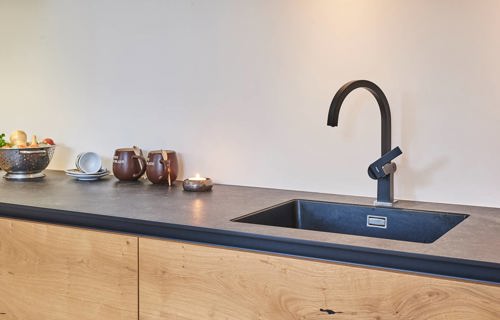 Houten rechte keuken met enkele spoelbak