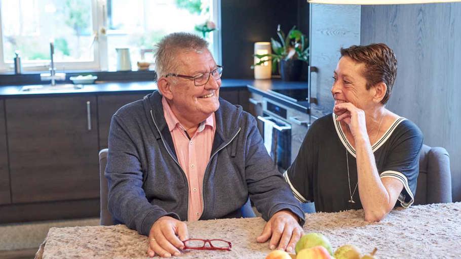 Een video waar we binnenkijken bij familie Hollestelle, die een houten hoekkeuken kocht bij Pelma Keukens