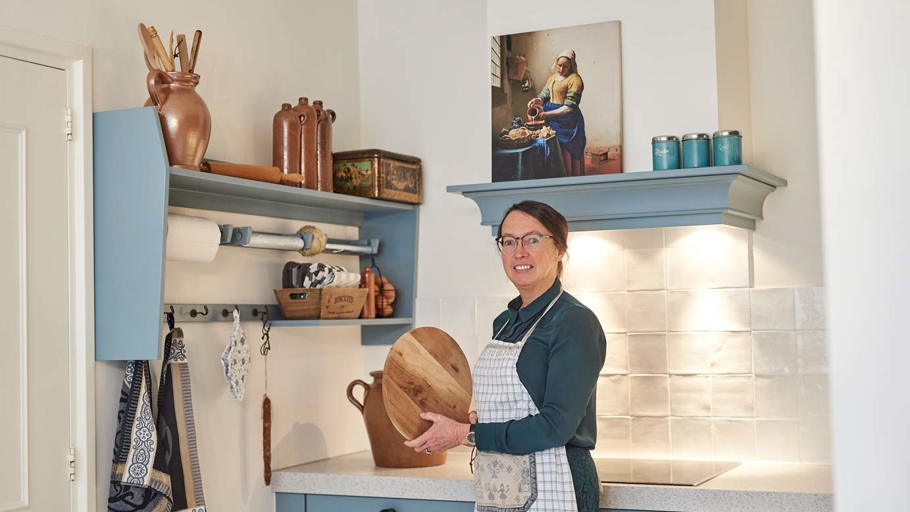 Binnenkijken bij Lianne Weststrate die een landelijke blauwe keuken heeft gekocht.