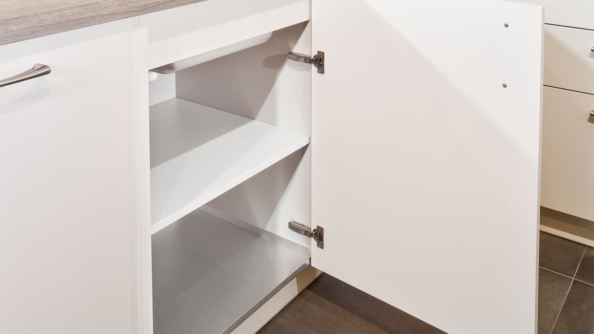 Tijdloze hoekkeuken, met ruime onderkasten voorzien van aluminium bodemplaat tegen vochtschade