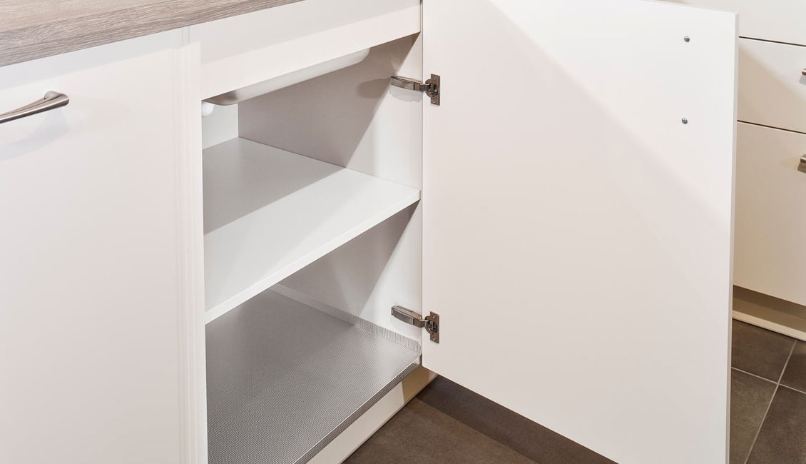 Tijdloze hoekkeuken, met ruime onderkasten voorzien van aluminium bodemplaat tegen vochtschade