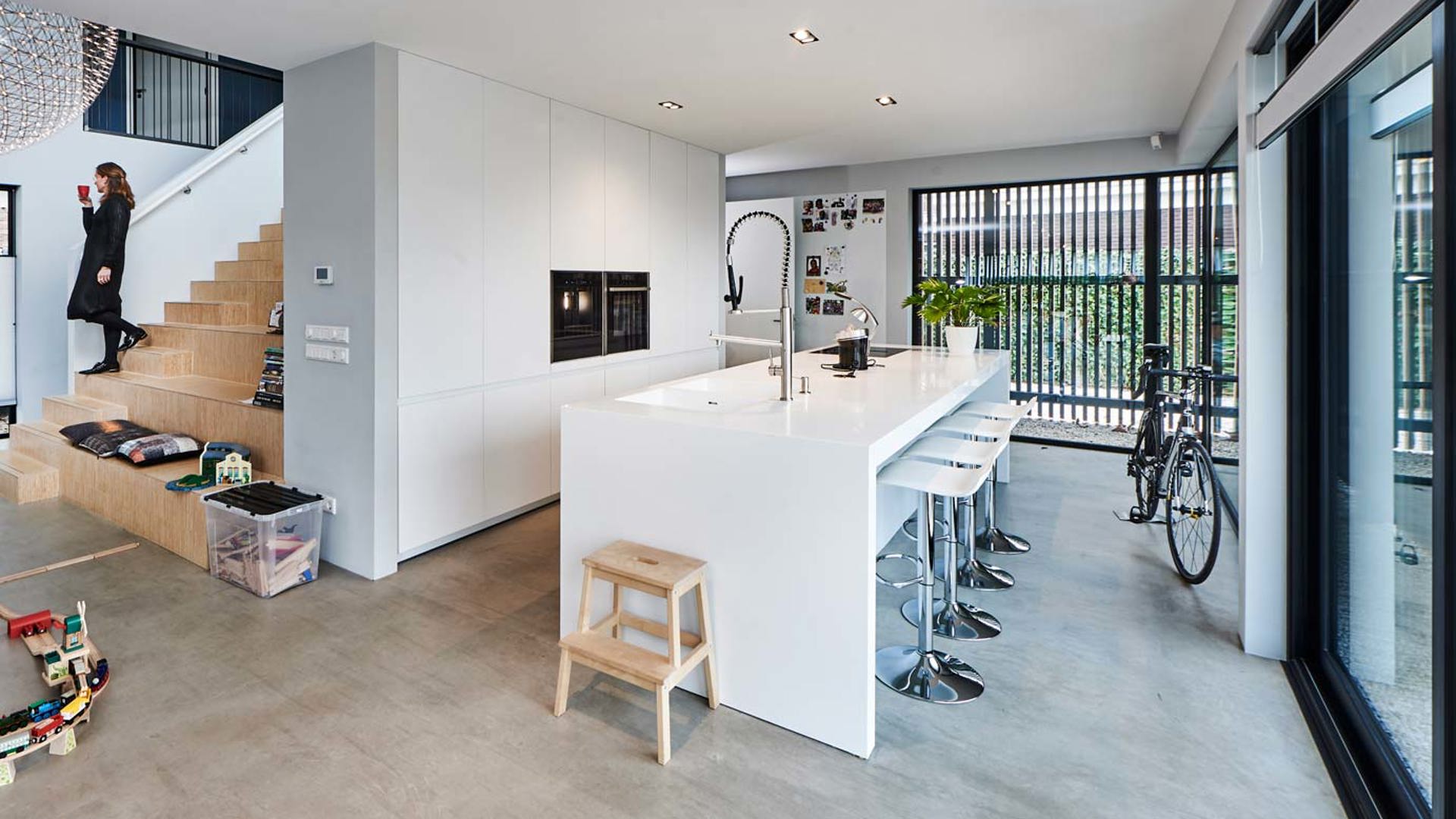 Witte luxe keuken met eiland, met kastenwand