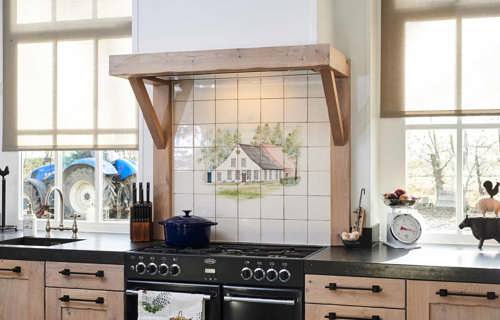 Houten handgemaakte keuken Zeeland met fornuis en schouw
