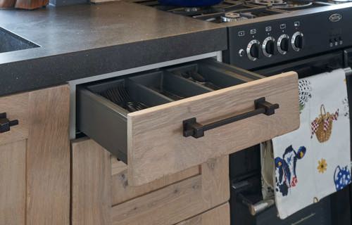 Houten handgemaakte keuken Zeeland met stoere handgreep