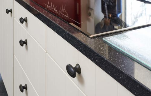 Witte Keuken, antraciet wekblad