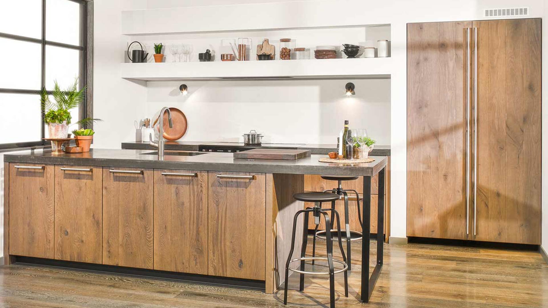 Houten landelijk moderne keuken met eiland en fornuis