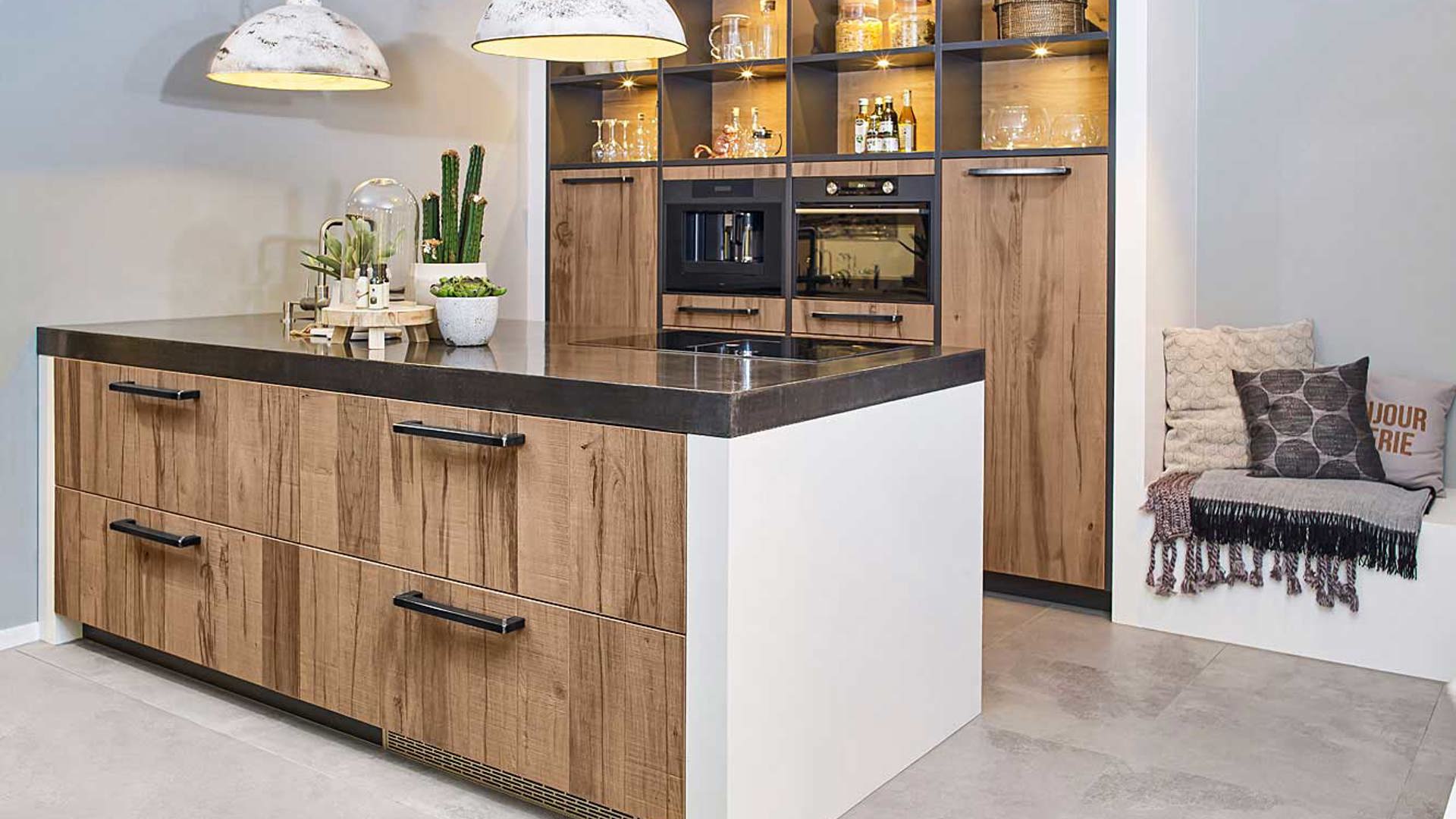 Modern landelijke keuken van hout, met kookeiland en kastenwand