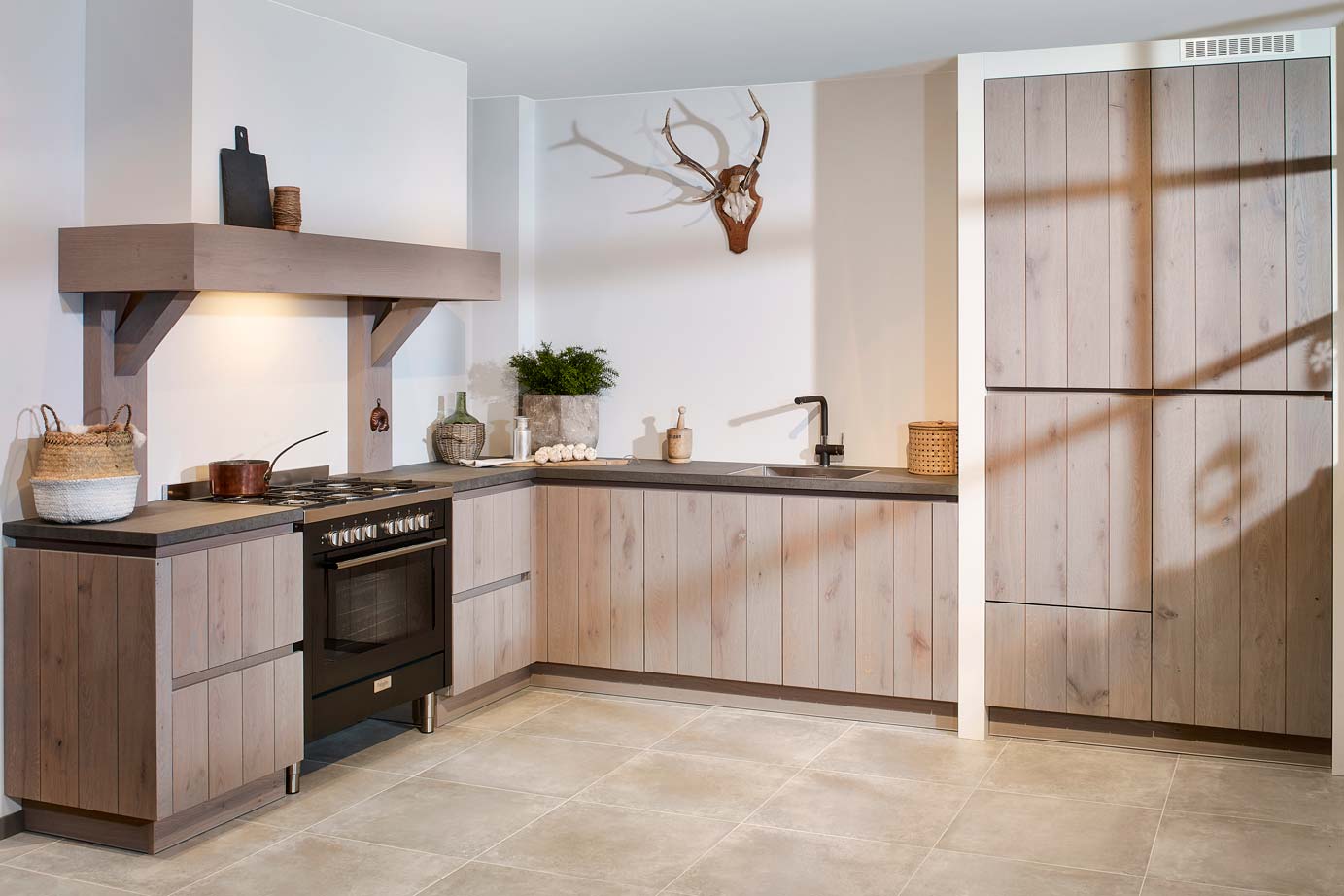 Houten keuken met betonnen aanrechtblad