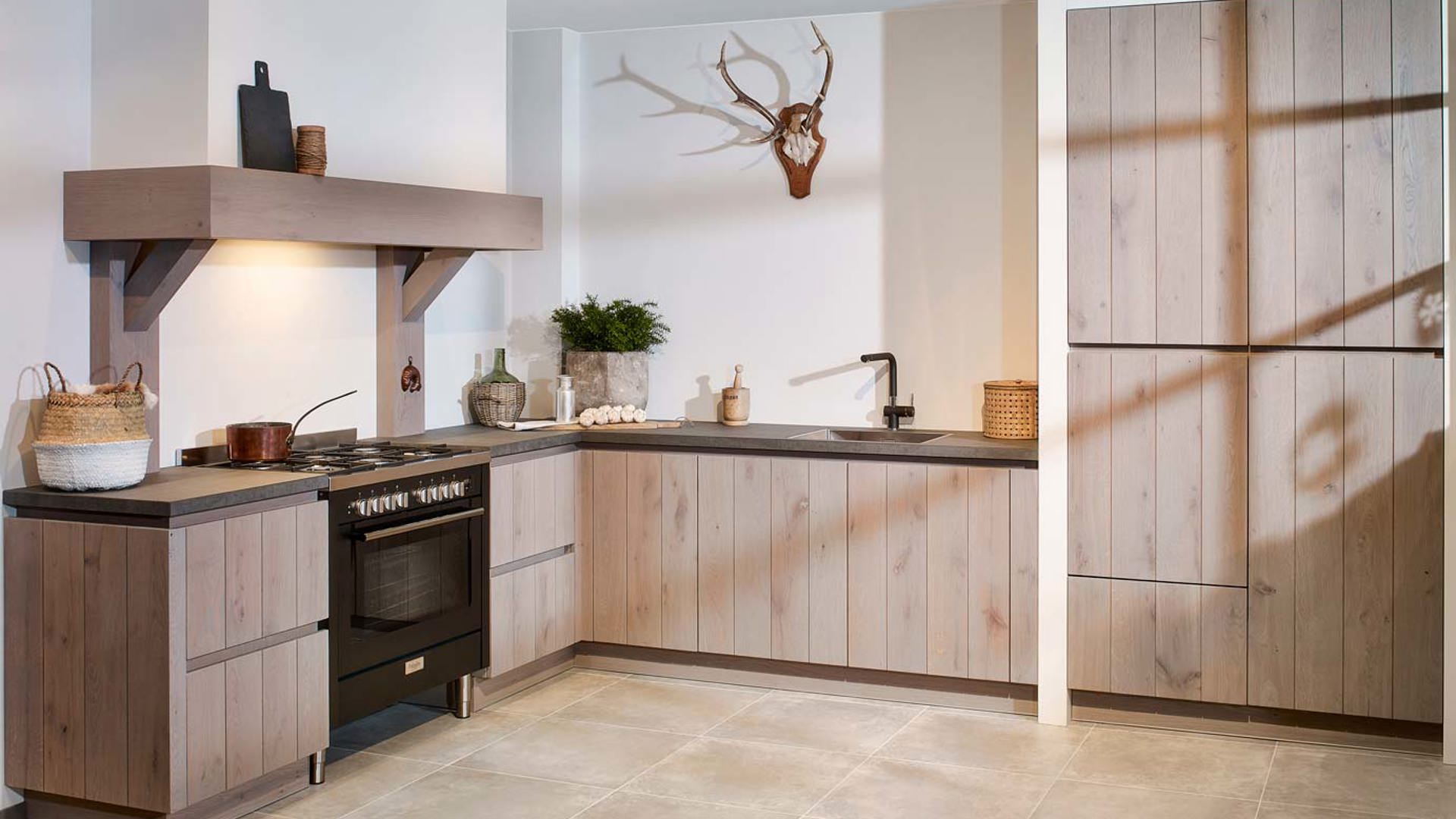 Houten keuken met betonnen aanrechtblad