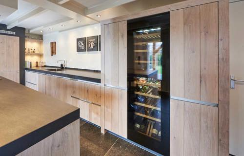 Luxe keuken met eiland, wijnklimaatkast