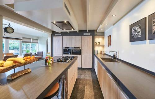 Luxe keuken met eiland, kastenwand