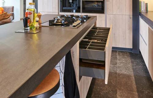 Luxe keuken met eiland, brede lades