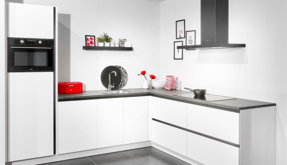 Kleine witte hoekkeuken in moderne stijl, compleet met Pelgrim apparatuur