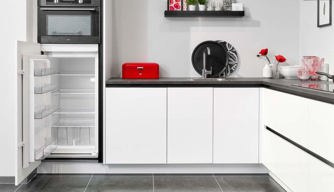 Deze moderne kleine keuken is voorzien van een compleet set apparatuur van Pelgrim