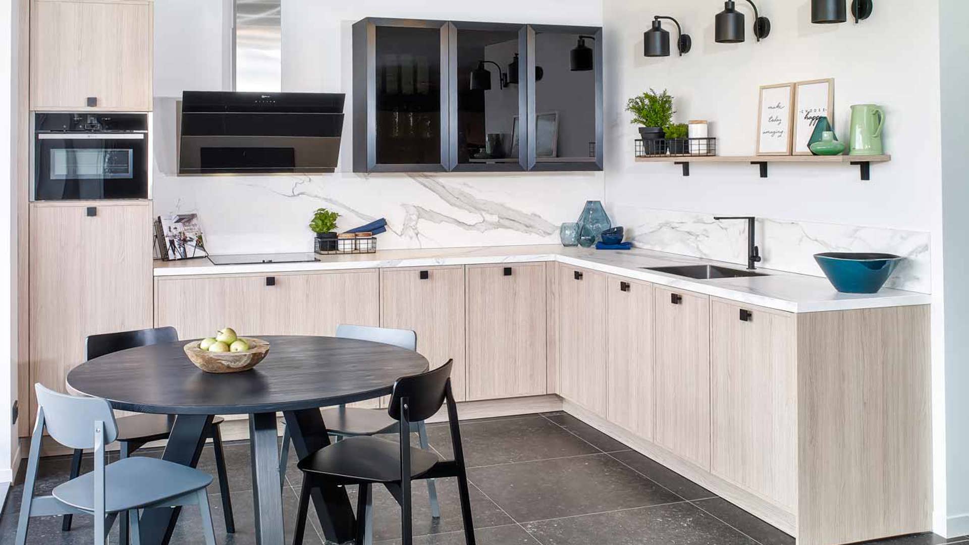 Scandinavische hoekkeuken met hout en donkere brandglas bovenkasten