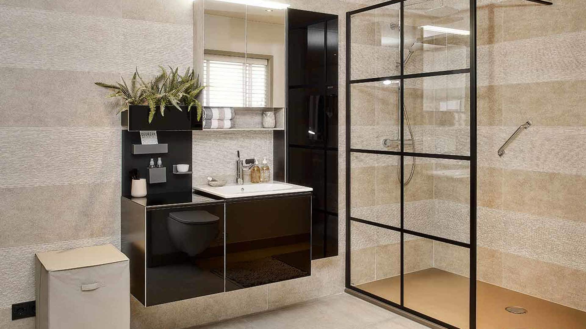 Moderne badkamer met zwarte staalramen en zwart badkamermeubel