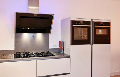 Moderne keuken, wandafzuiger