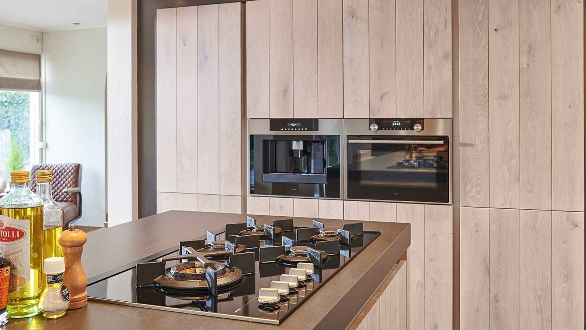 Moderne keukenapparatuur in houten keuken